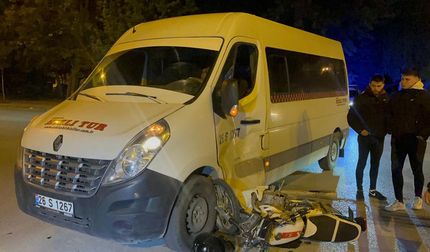 Minibüse çarpan motosikletteki 2 kişi yaralandı