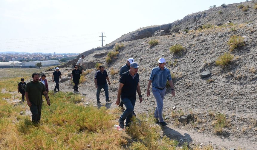 Rektör Erdal Şarhöyük kazı alanını ziyaret etti