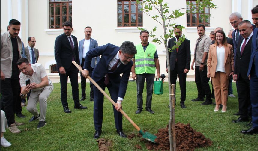 Tarım ve Orman Bakanı İbrahim Yumaklı Bilecik'te çınar fidanı dikti
