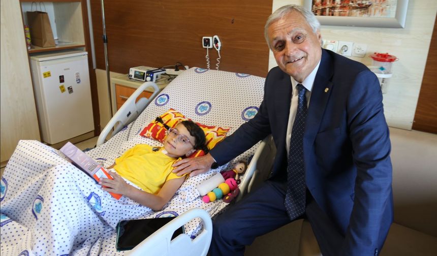 Başkan Bakkalcıoğlu kalbi tekrar çalıştırılan minik Ela'yı ziyaret etti