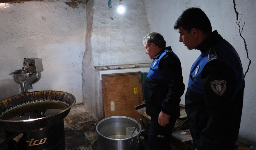 Odunpazarı Zabıtasından tatlı üretilen merdiven altı depoya baskın