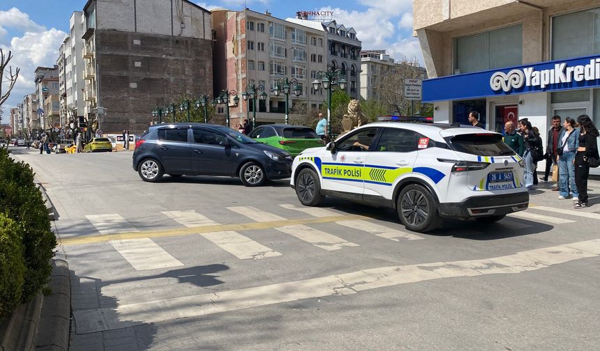 Ters yöne giren sürücü trafik polisiyle karşı karşıya geldi
