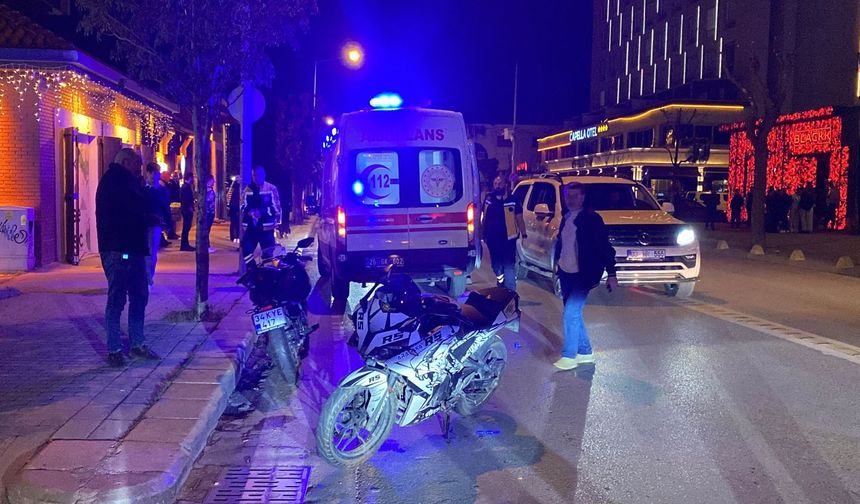 U dönüşü yapan ticari araç motosikletle çarpıştı