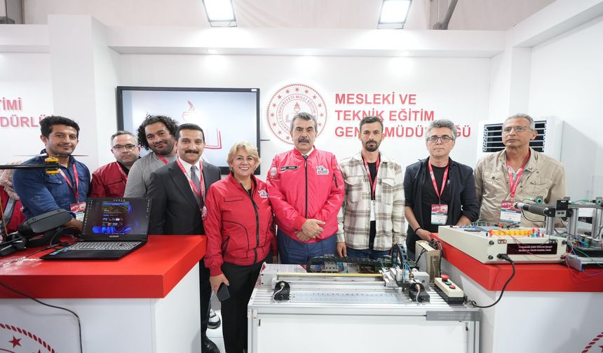 Atatürk Meslek Kahve Yapan Robot İle Bakan Tekin'i Ağırladı
