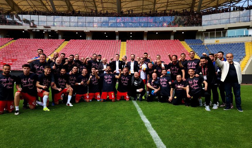 Milletvekili Hatipoğlu: "Tarih yazdınız Eskişehirspor'um!"