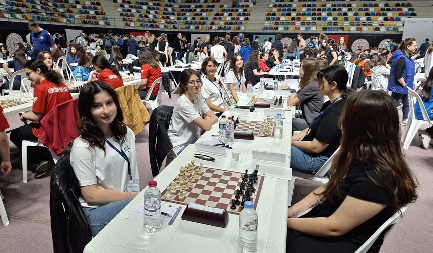 Eskişehir ‘Fatih Fen Lisesi Kız Satranç Takımı’nın büyük başarısı