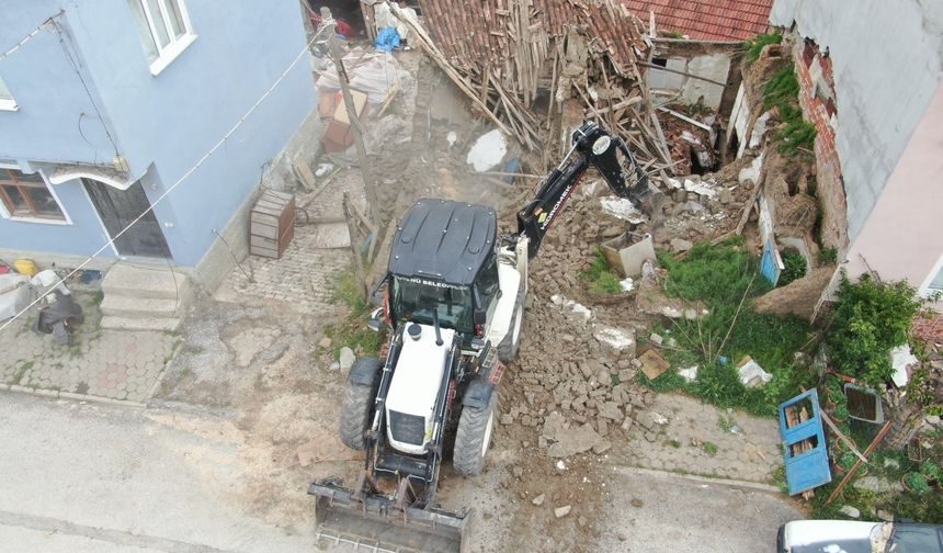 İnönü’de Metruk binalar için yıkım çalışması