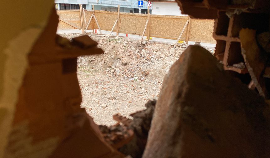 Kepçenin çarptığı iş yerinin duvarı hasar gördü