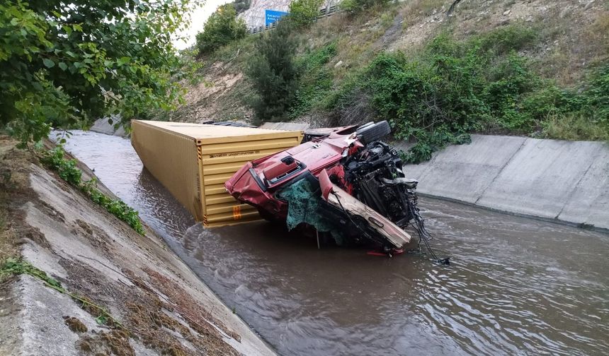 Bilecik'te dereye uçan tır sürücüsü hayatını kaybetti
