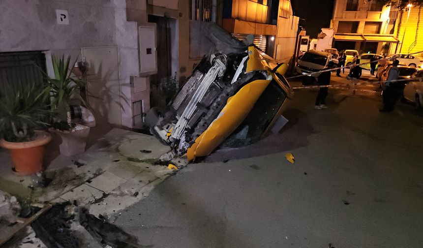 Kontrolden çıkan taksi takla atarak alt yola uçtu: 1 yaralı