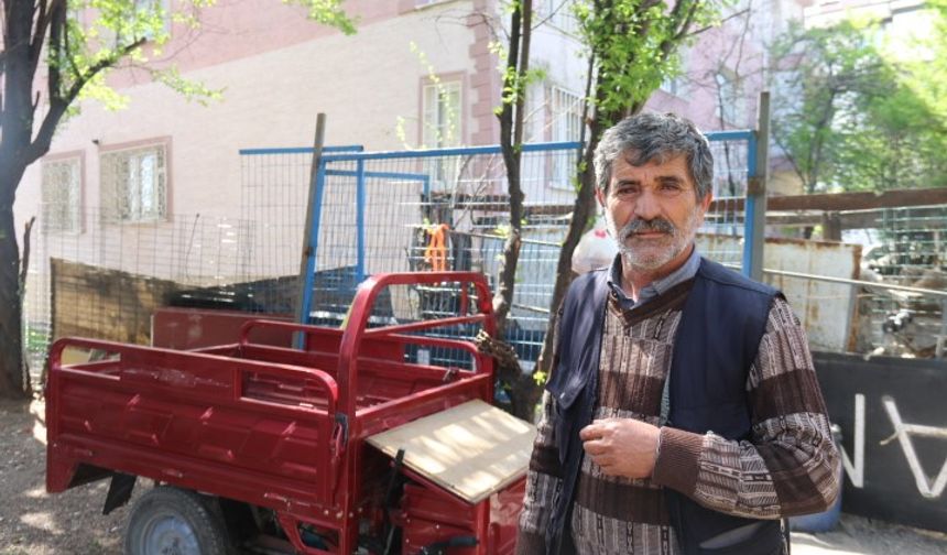 4 kilidi kırılıp çalınan motosikletini bu kez gemi zinciriyle bağladı