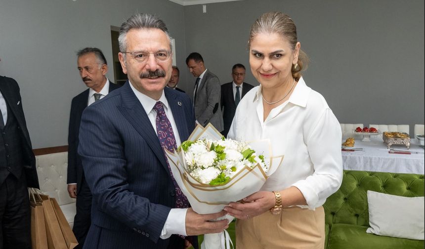 Vali Aksoy engelli birey annesi ve öğretmeni Neşe Uyguner'i ziyaret etti