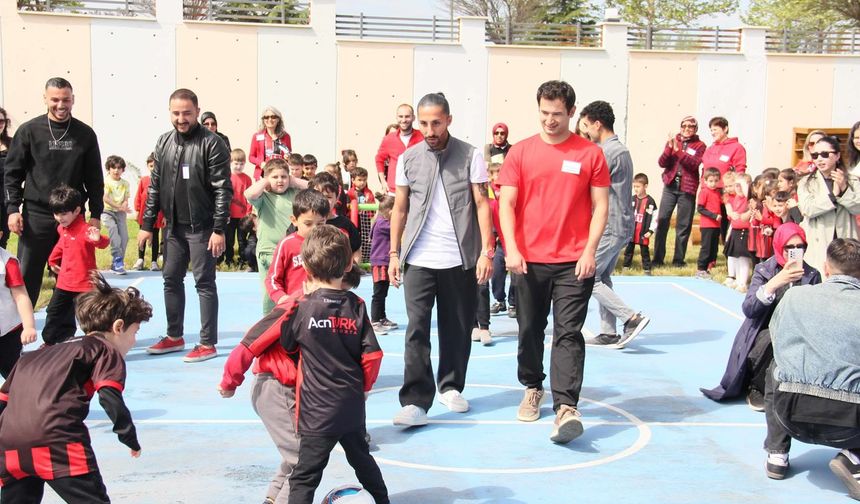 Şampiyon Futbolcular Özel Öğrencileri Sevindirdi