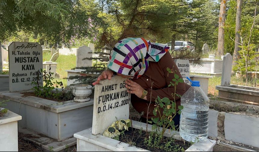 Anneler Günü'nü bebeğinin mezar taşını öperek geçirdi