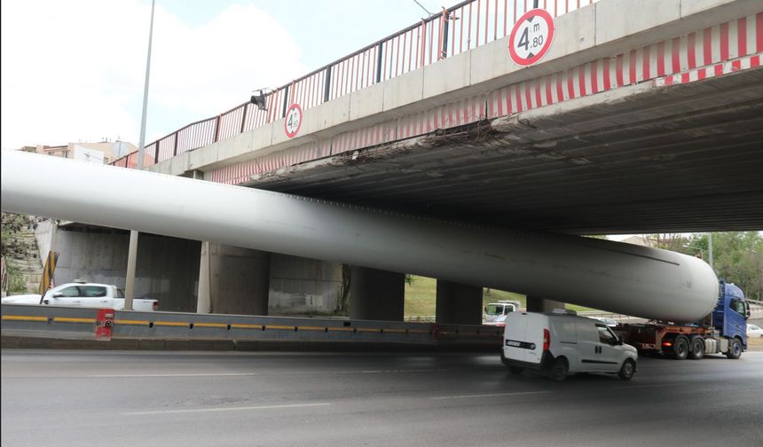 Rüzgar türbini köprüye takıldı