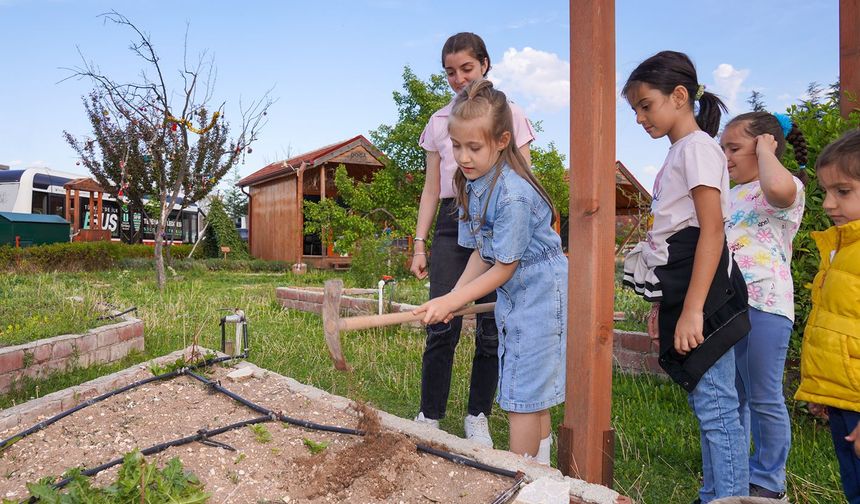 Çocuklar Bitkilerin Büyüme Serüvenini Öğrendi