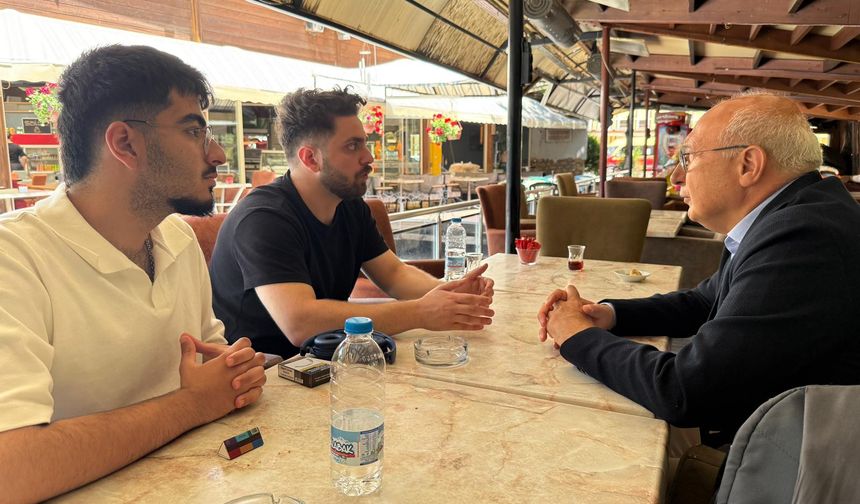 CHP’li Çakırözer soruşturma başlatılan öğrencilerle buluştu