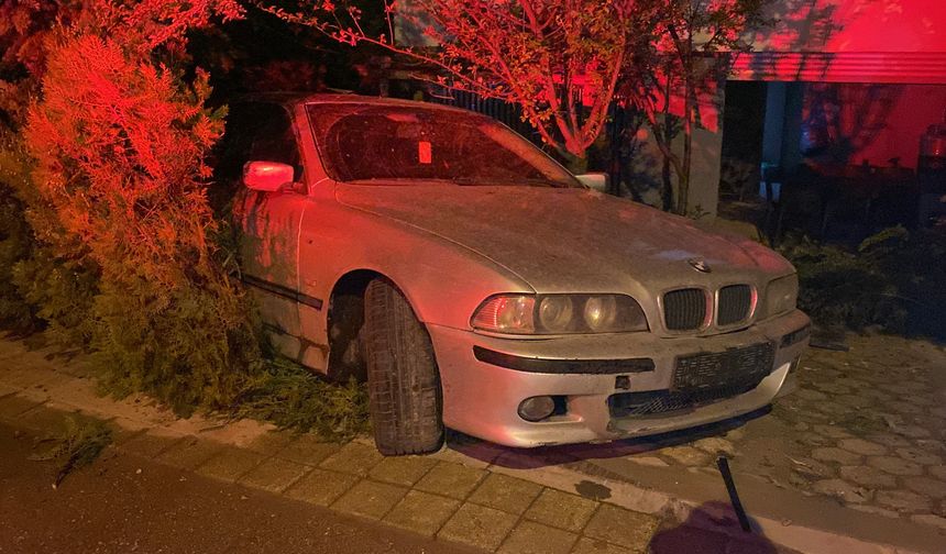 Islak zeminde kayan otomobil müstakil evin bahçesine daldı