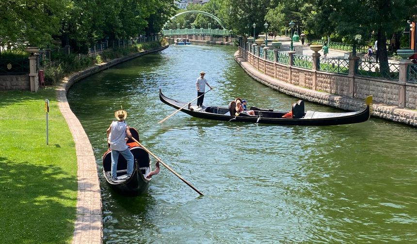 Bayramda Eskişehir'e gelen turistler gondol seferlerini yoğunlaştırdı