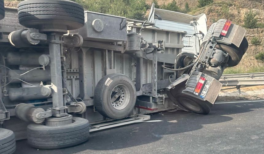 Bilecik'te kontrolden çıkan tırın dorsesi devrildi