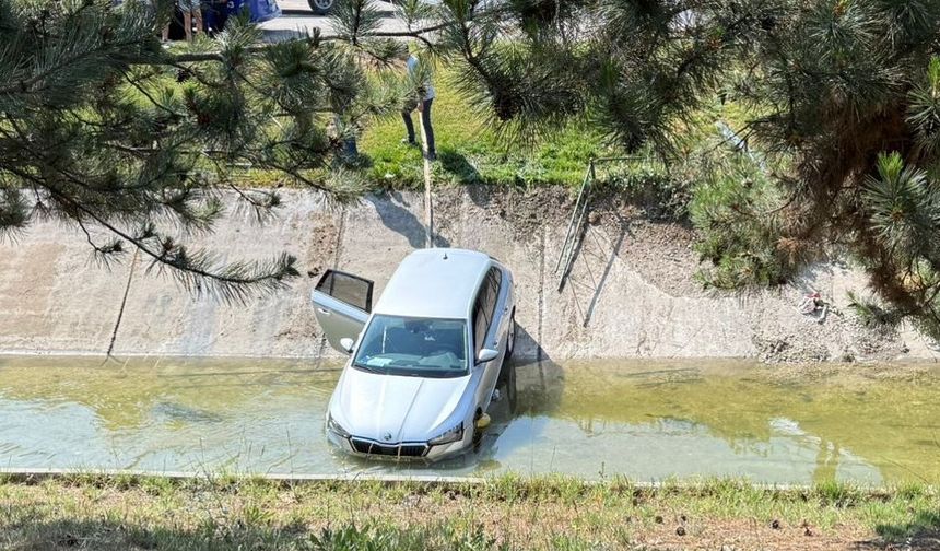Otomobil sulama kanalına uçtu