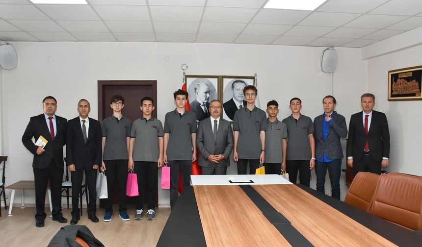 Uluslararası Robot Yarışması'nda derece alan öğrencilerden Sinan Aydın'a ziyaret