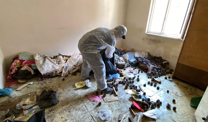 Yaşlı kadının evinden 2 kamyon çöp çıktı