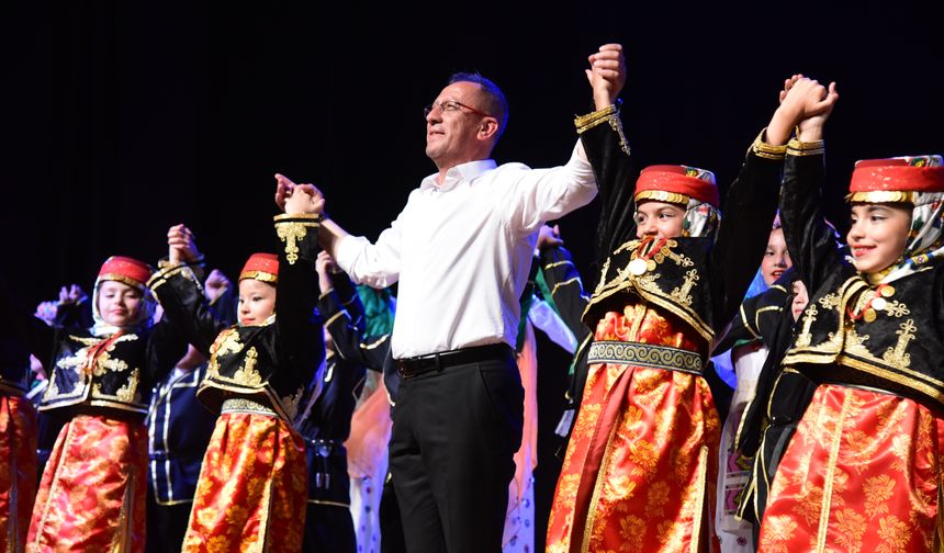 Anadolu Üniversitesinden Çocuk Halk Dansları Topluluğu Gösterisi