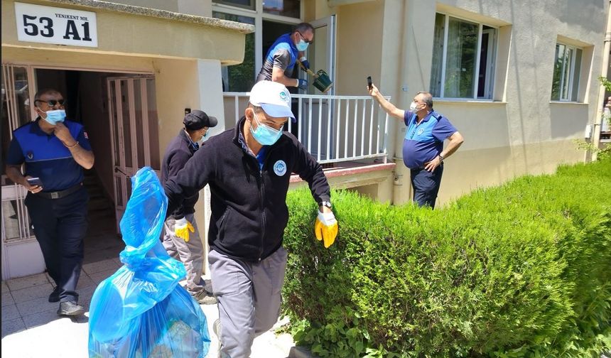 Emekli doktorun çöp eve dönen dairesi temizlendi