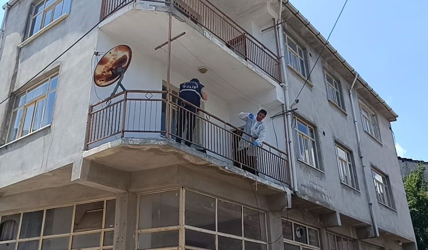 Emekli öğretmen balkondan düşerek ağır yaralandı