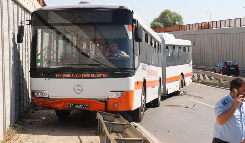 Üniversiteye giden belediye otobüsü bariyerlere çıktı