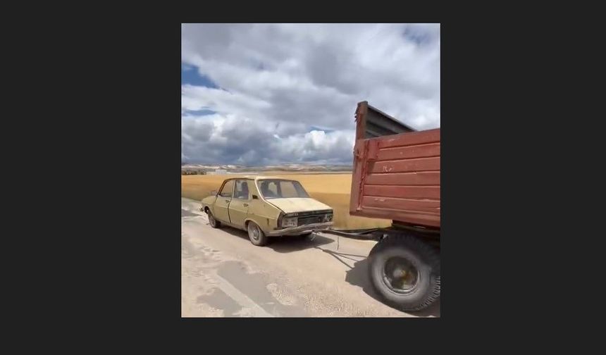 Otomobile gelişigüzel bağlanan traktör römorku trafiği tehlikeye düşürdü