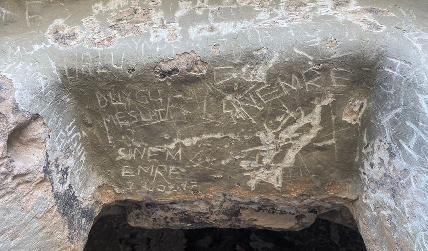 Tarihi bölgenin duvarlarına isim kazınması tepki çekti