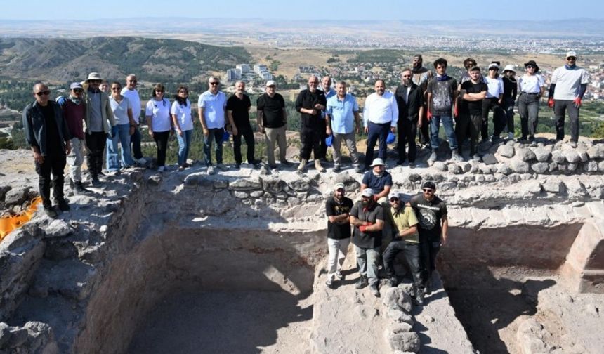 Rektör Adıgüzel Karacahisar Kalesi kazı alanını ziyaret etti