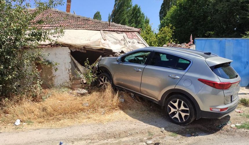 Çarpışmanın etkisiyle savrulan otomobil müstakil eve girdi