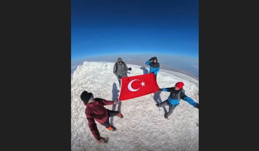 Eskişehirli 4 Dağcı Ağrı Dağı'nın Zirvesinde