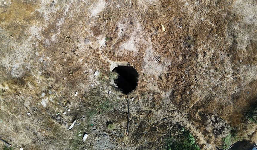 6.1'lik deprem sonrası Eskişehir'de oluşan obruk dron ile görüntülendi