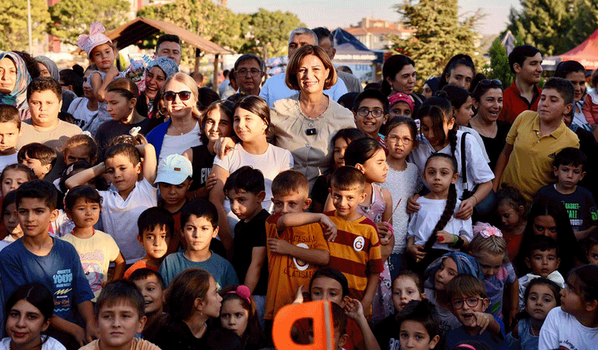 Emek Mahallesi'nde şenlik coşkusu! Ünlüce çocuklarla buluştu
