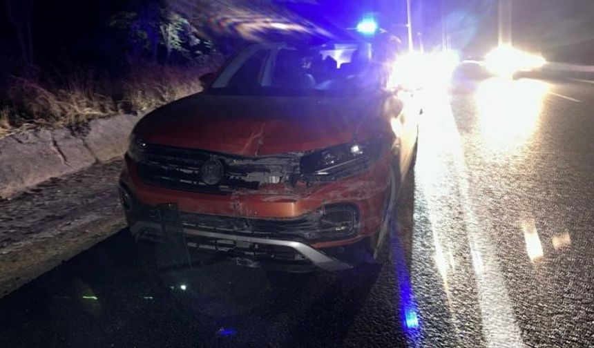 Bilecik'te kontrolden çıkan otomobil refüje çarptı