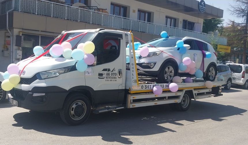 Sünnet aracını farklılık olsun diye çekici ile taşıdılar