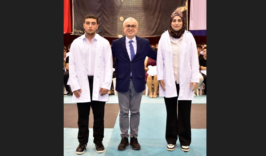 Yeni öğrenciler beyaz önlük giydi