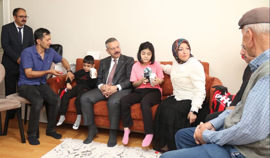 Vali Aksoy'dan evde eğitim alan özel kardeşlere ziyaret