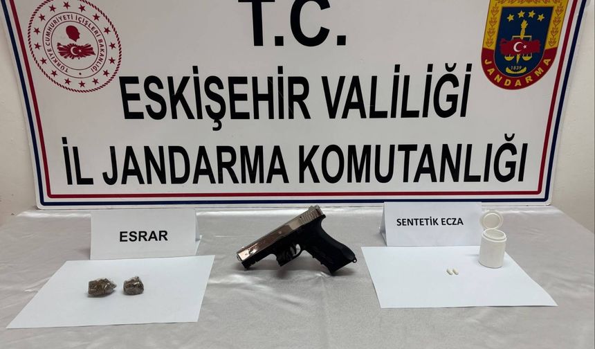 Üzerinden sentetik hap ve esrar ele geçirildi