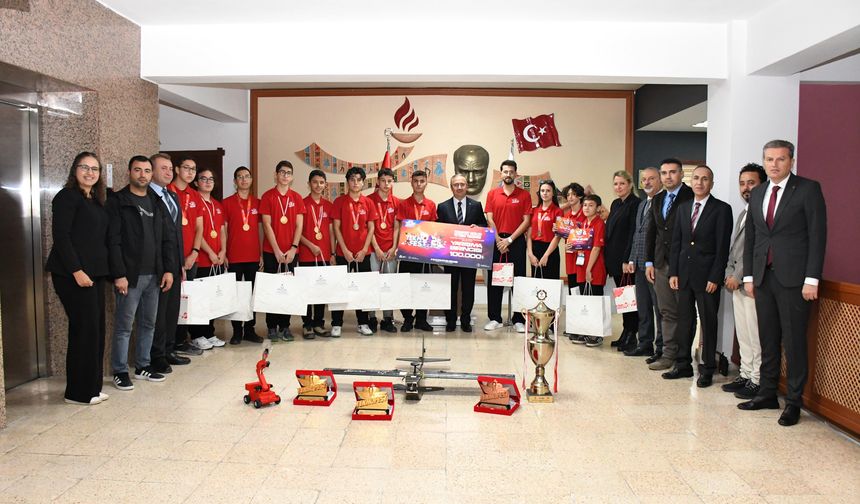 TEKNOFEST şampiyonlarından İl Milli Eğitim Müdürü Aydın'a ziyaret