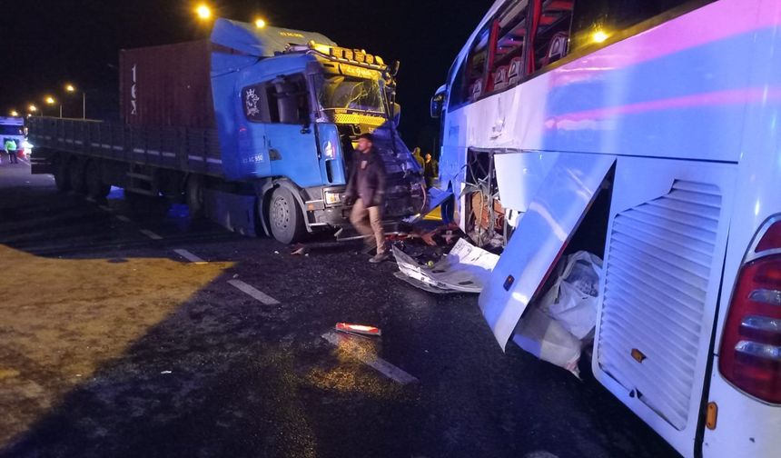 Bozüyük'te yolcu otobüsü ile tır çarpıştı: 20 yaralı