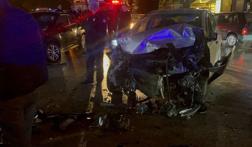 Karşı şeritte otomobille kafa kafaya çarpıştı