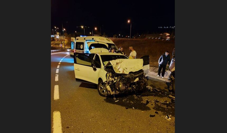 Bilecik'te 2 araç kafa kafaya çarpıştı: 2 yaralı