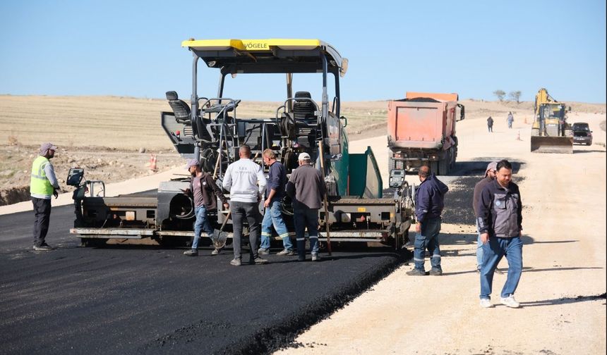 Sivrihisar’da Sıcak Asfalt Çalışmaları Sürüyor