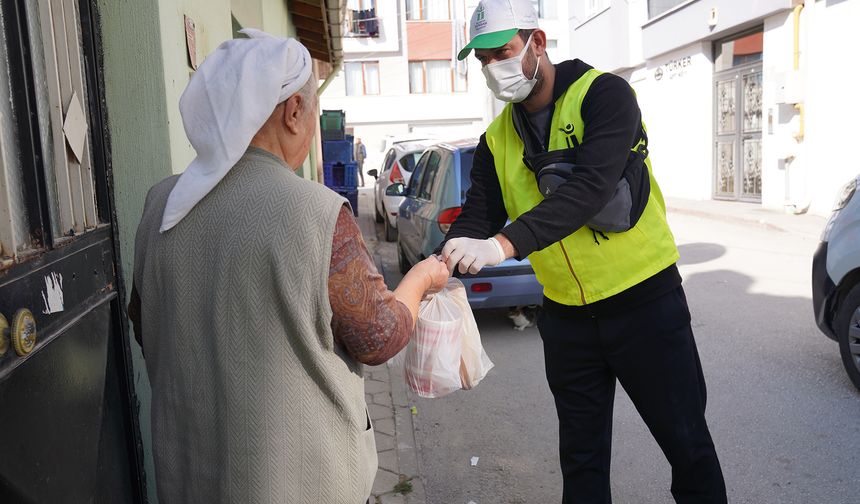 Yemekler İhtiyaç Sahiplerine Tek Tek Ulaştırılıyor