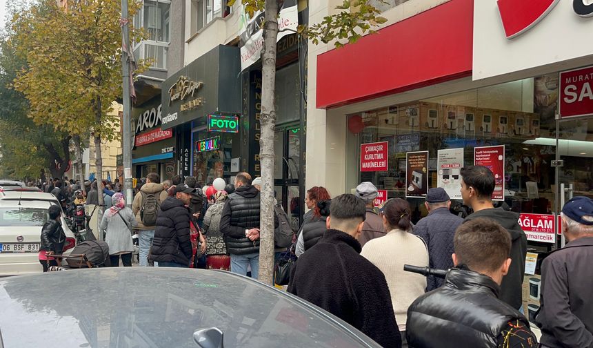 TOKİ başvurusu yapmak isteyen vatandaşlar yüzlerce metre kuyruk oluşturdu